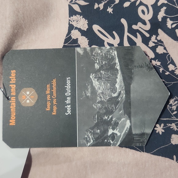 🆕️ Mountain & Isles Free Bear Crewneck Sweatshirt - Picture 4 of 5